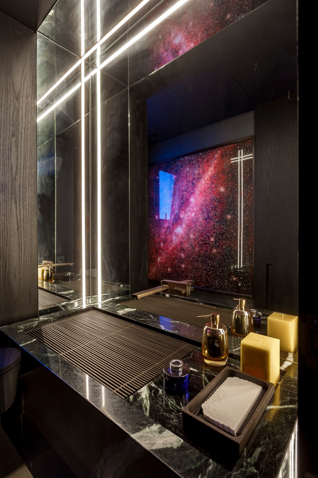 David Bastos assina apê de 268 m² com décor sóbrio e elegante. Na foto, lavabo com espelho e luzes indiretas.
