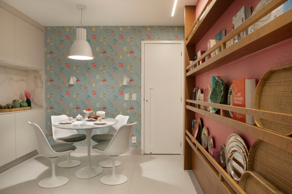 Apartamento em Ipanema é repleto de mobiliário de design brasileiro. Projeto de Bianca Da Hora. Na foto, cozinha com mesa de refeições e estante.