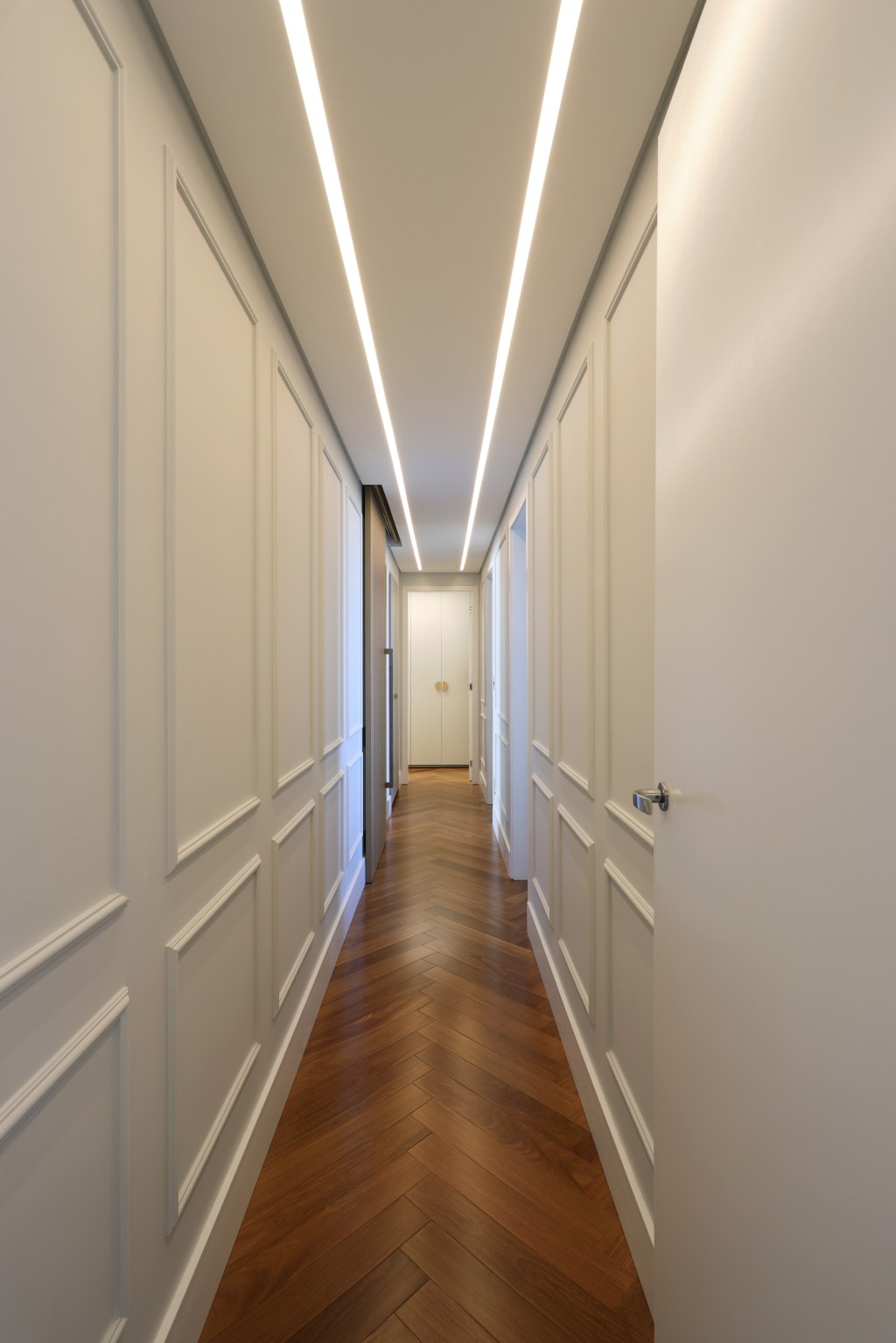 Apê moderno de 209 m² ganha toque francês com boiseries e molduras . Projeto de Barbara Dundes. Na foto, corredor com boiserie na parede.