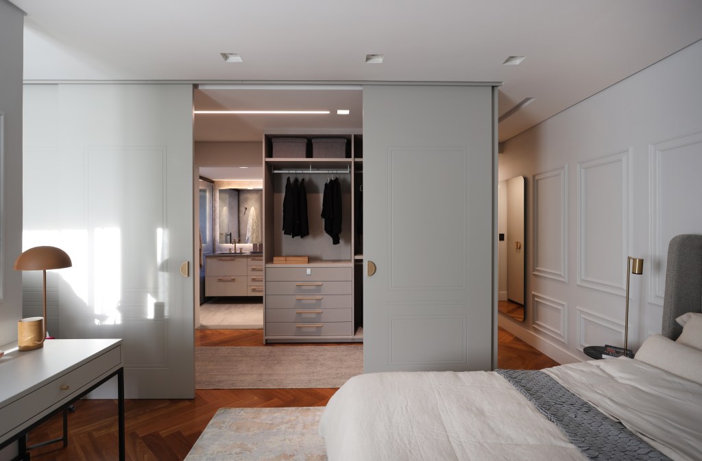 Apê moderno de 209 m² ganha toque francês com boiseries e molduras . Projeto de Barbara Dundes. Na foto, closet com porta francesa.