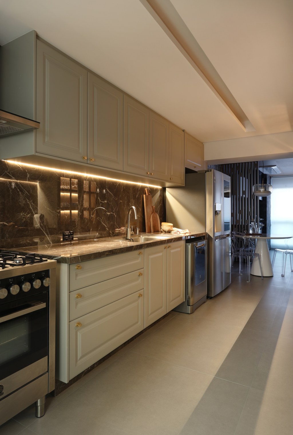 Apê moderno de 209 m² ganha toque francês com boiseries e molduras . Projeto de Barbara Dundes. Na foto, cozinha com iluminação indireta e varanda integrada.