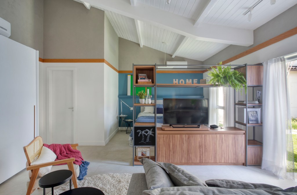 Casa de praia de 420 m² ganha estilo urbano e loft na garagem. Projeto Studio 021 Arquitetura. Na foto, loft com sala integrada com o quarto.