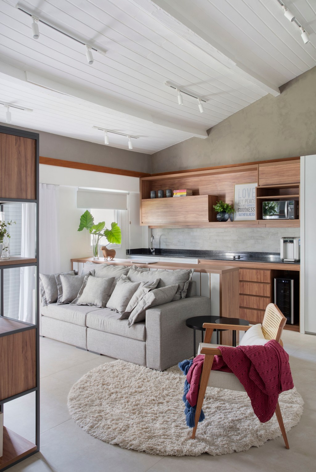 Casa de praia de 420 m² ganha estilo urbano e loft na garagem. Projeto Studio 021 Arquitetura. Na foto, espaço gourmet com marcenaria planejada e frigobar,