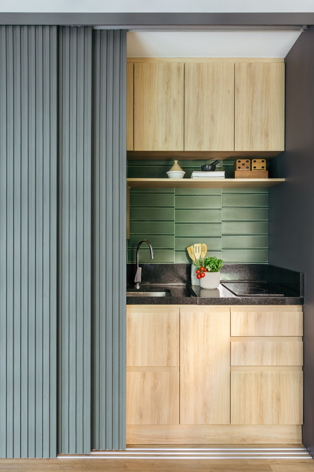 Cozinha se esconde dentro do armário neste apê de 35 m², Projeto de Ikeda Arquitetura. Na foto, cozinha escondida atrás do armário.