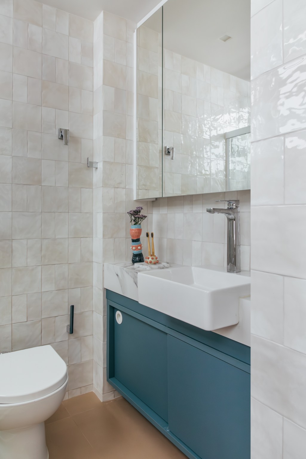 Loft de 30 m² é projetado para administradora de 80 anos que mora sozinha. Projeto de Richard de Mattos, da Casa Cururu. Na foto, banheiro com armário azul e espelho.