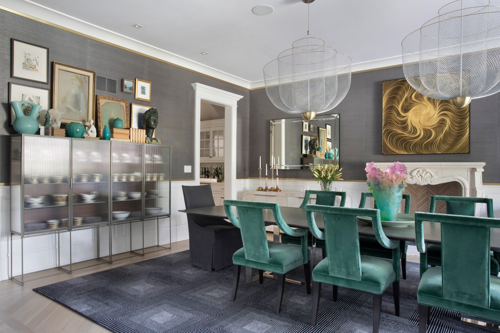 Marcelo Salum moderniza casa de 1300 m² em Chicago. Na foto, sala de jantar com lustre, cristaleira e cadeiras verdes.