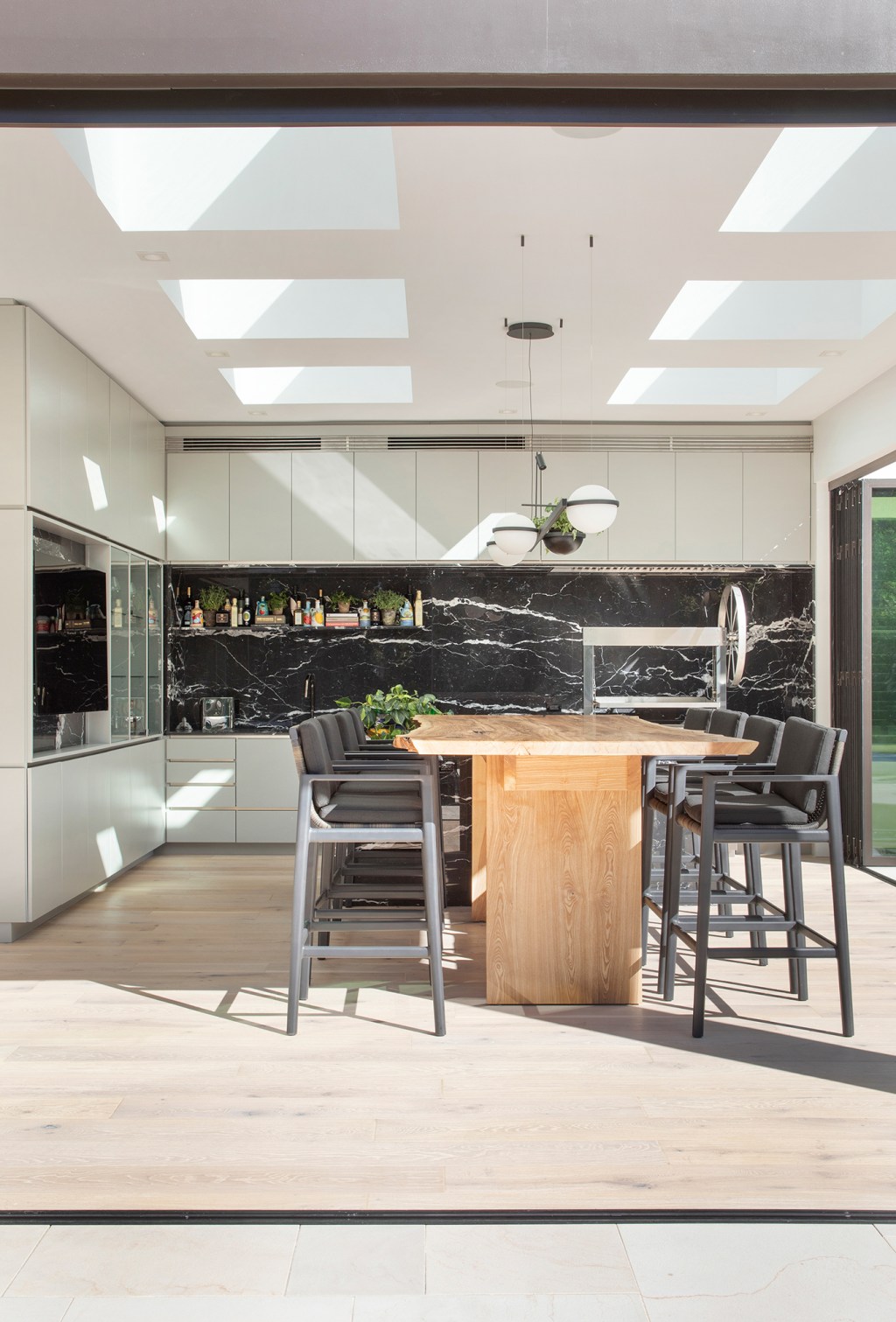 Marcelo Salum moderniza casa de 1300 m² em Chicago. Na foto, churrasqueira com mesa e área gourmet.