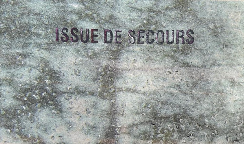 No espaço Saída de Emergência a artista plástica e fundadora da ONG Chaussettes Solidaires, Márcia de Carvalho apresenta a obra fotográfica “issue de Secours”