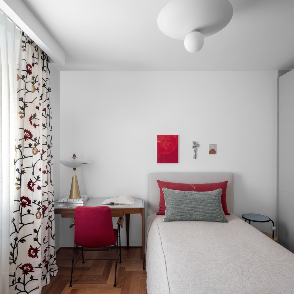 Equilíbrio entre moderno e contemporâneo marca apartamento no Jardins, SP - assinado por Klaus Schmidt, à frente da KAS ARQ, em parceria com a arquiteta Daniela Garcia.