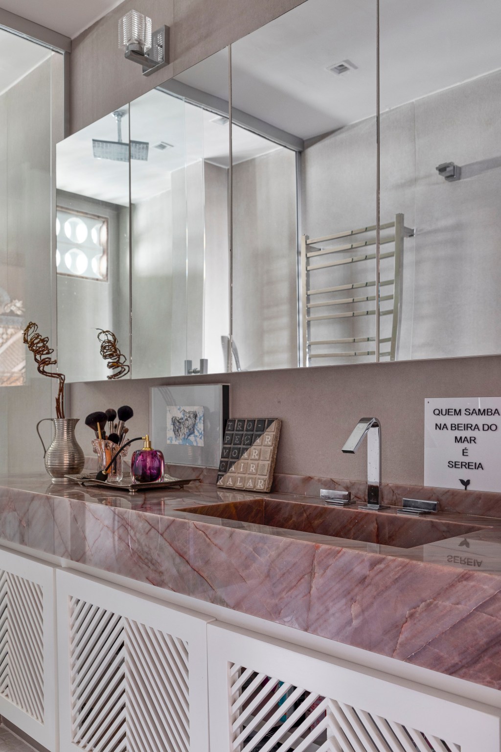 Apê de 120 m² em edifício icônico de São Paulo é repleto de cor e estampas. Projeto de Pílula Antropofágik Arquitetura. Na foto, banheiro com bancada de pedra rosa.