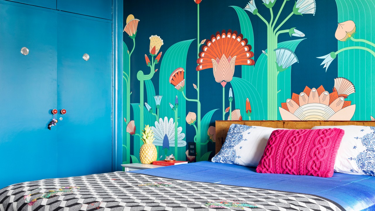 Apê de 120 m² em edifício icônico de São Paulo é repleto de cor e estampas. Projeto de Pílula Antropofágik Arquitetura. Na foto, quarto com papel de parede estampado e armário azul.
