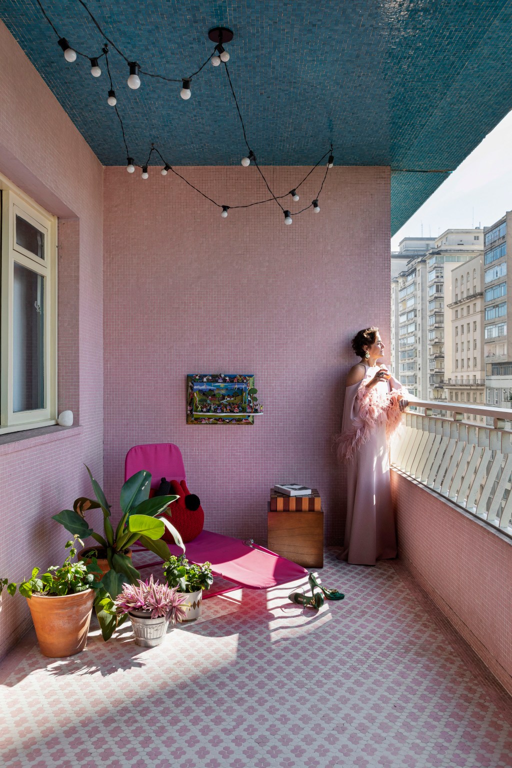 Apê de 120 m² em edifício icônico de São Paulo é repleto de cor e estampas. Projeto de Pílula Antropofágik Arquitetura. Na foto, varanda com piso e parede rosa.