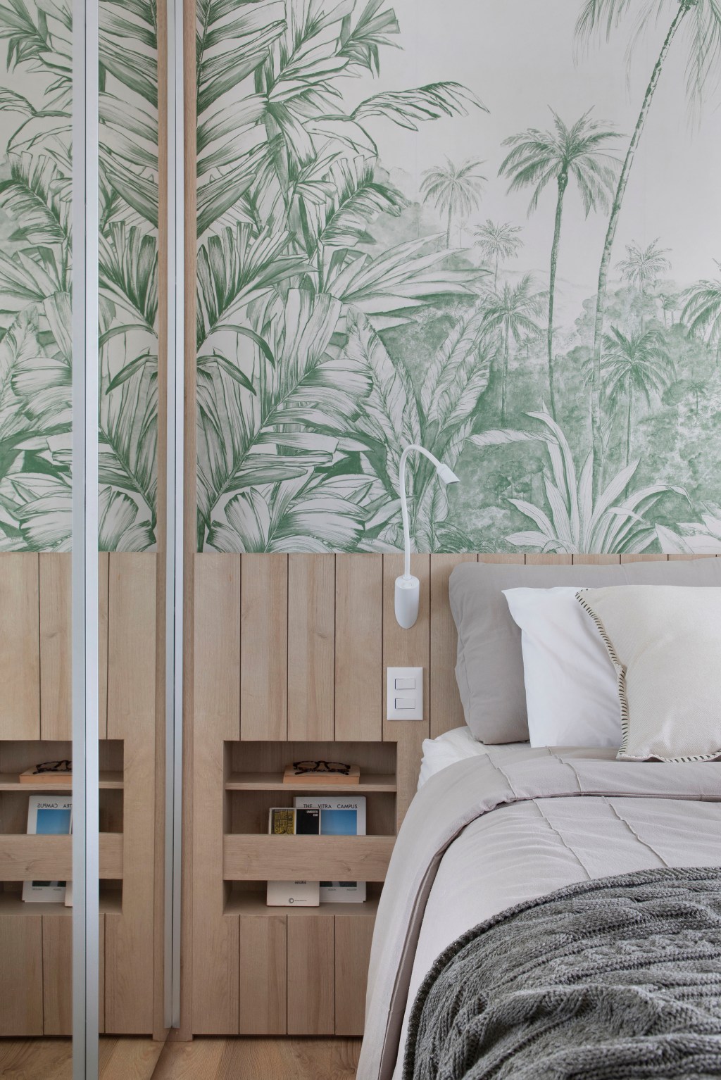 Apê de 65 m²: compacto, prático e com vista para a Baía da Guanabara. Projeto de Fabricio Ravaglia. Na foto, quarto de casal com papel de parede botânico e cabeceira de madeira.