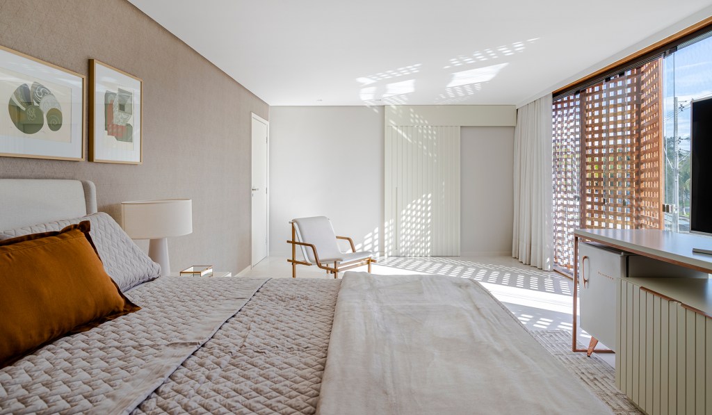 Fachada de muxarabis filtra o sol nesta casa de 430 m² na Bahia. Projeto de Sidney Quintela. Na foto, quarto de casal com parede de muxarabi.