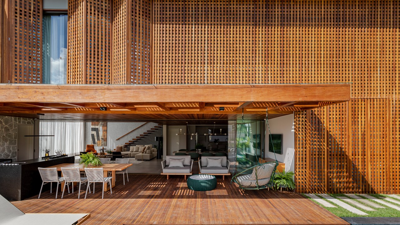 Fachada de muxarabis filtra o sol nesta casa de 430 m² na Bahia. Projeto de Sidney Quintela. Na foto, varanda, fachada e piscina.