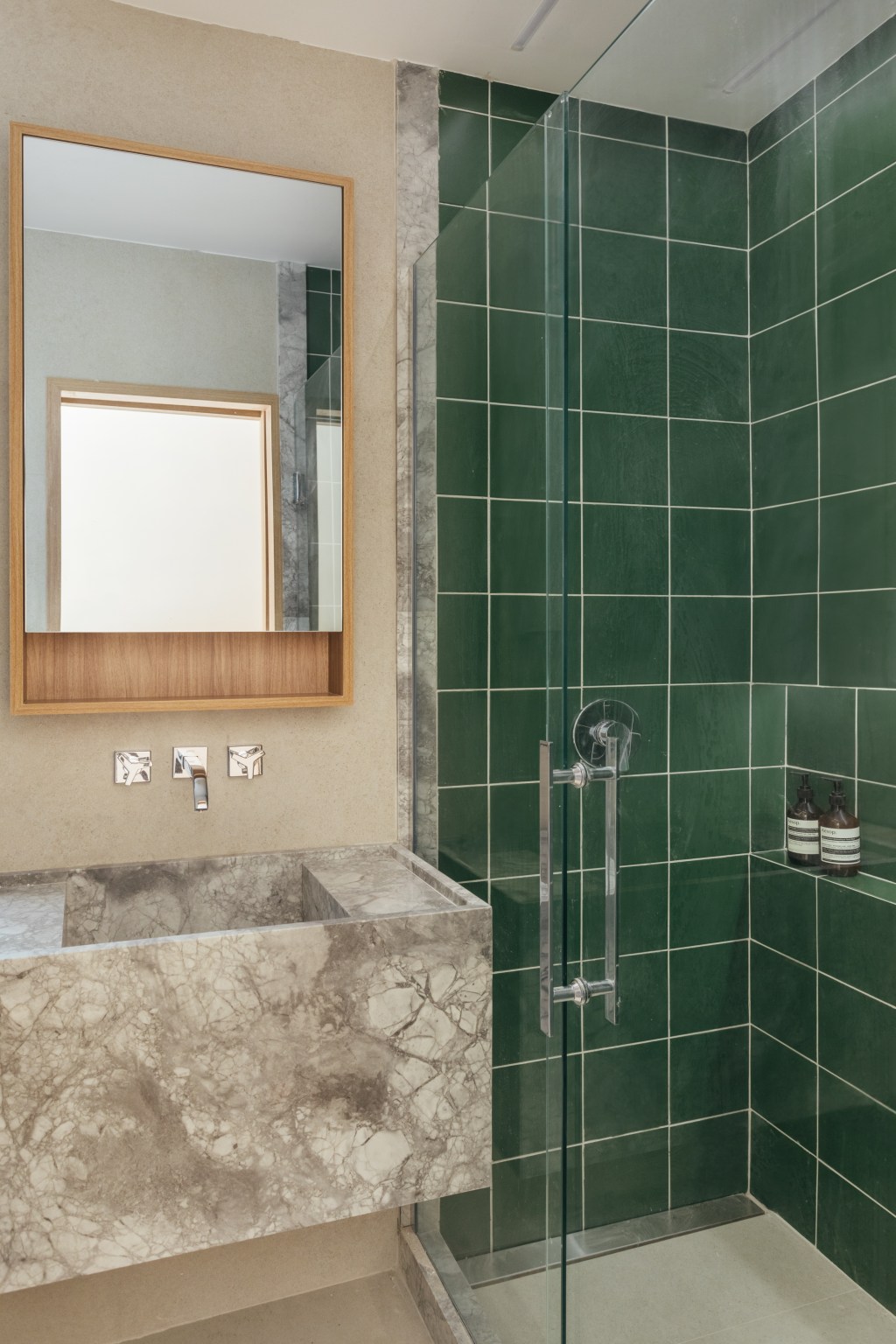 Micro apê de 25 m² tem cabeceira de azulejos e cozinha integrada ao quarto. Projeto de Rodolfo Consoli. Na foto, banheiro com paredes verdes.