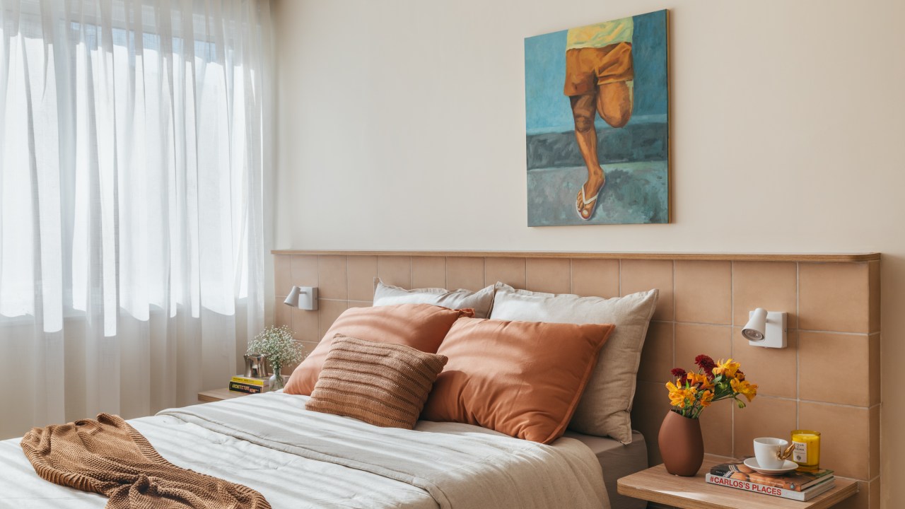 Micro apê de 25 m² tem cabeceira de azulejos e cozinha integrada ao quarto. Projeto de Rodolfo Consoli. Na foto, quarto com cabeceira revestida de azulejos,