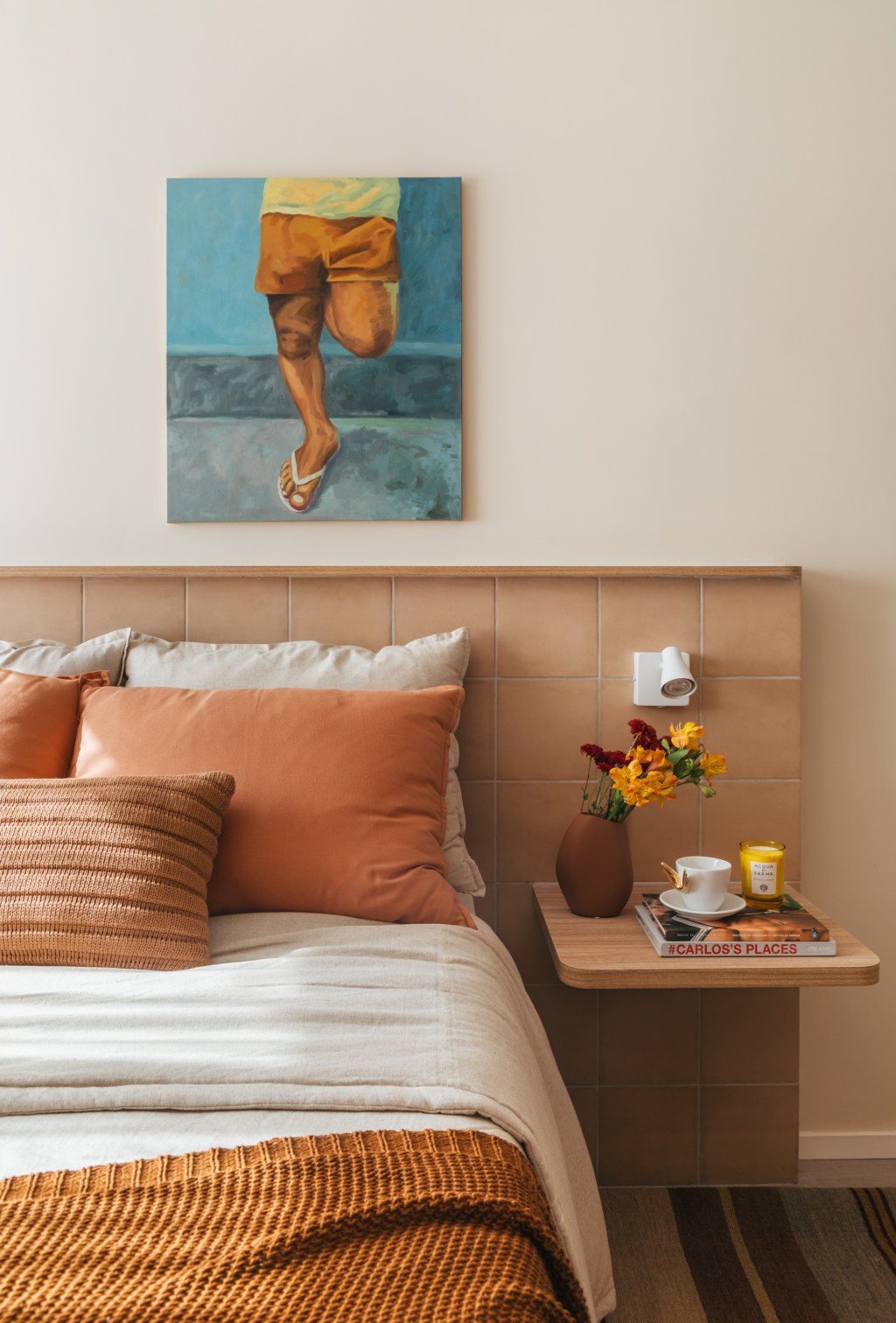 Micro apê de 25 m² tem cabeceira de azulejos e cozinha integrada ao quarto. Projeto de Rodolfo Consoli. Na foto, quarto com cabeceira revestida de azulejos,