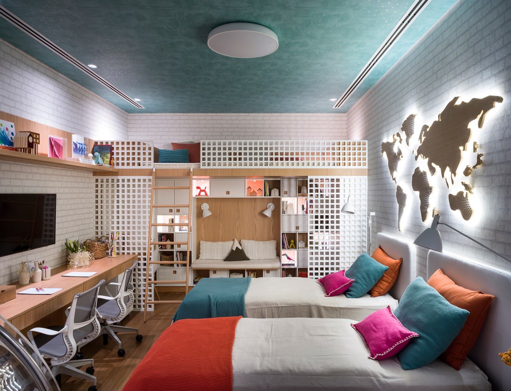 Paola Ribeiro assina apartamento de 810 m² repleto de arte. Na foto, quarto infantil com duas camas de solteiro e balanço.