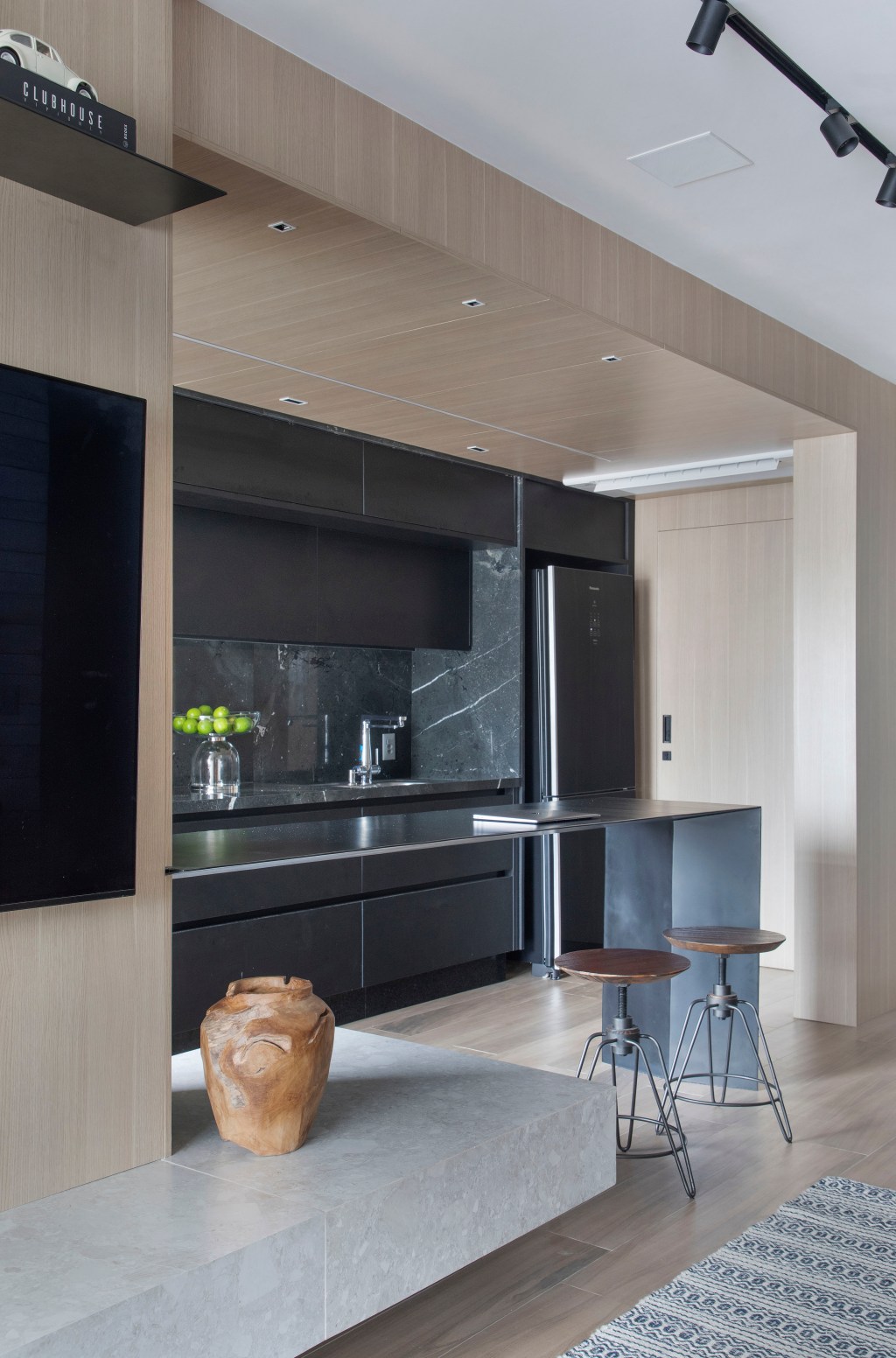 Preto e terracota marcam o décor deste apartamento masculino de 110 m². Projeto de Up3 Arquitetura. Na foto, cozinha integrada com marcenaria preta.