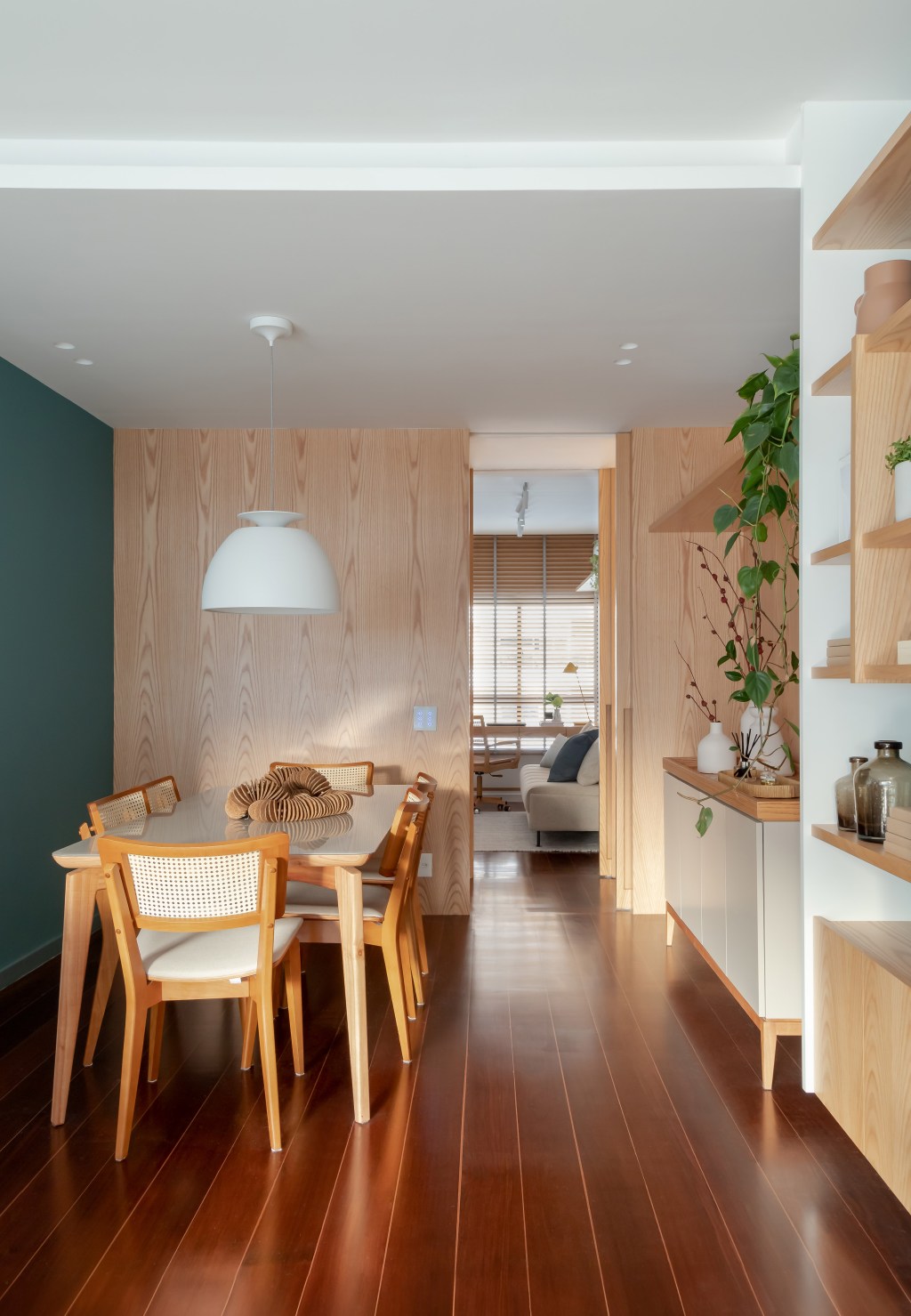 Apartamento de 140 m² ganha charme com paredes azuis e verdes. Projeto de Maia Romeiro Arquitetura. Na foto, sala de jantar com parede verde e piso de madeira.