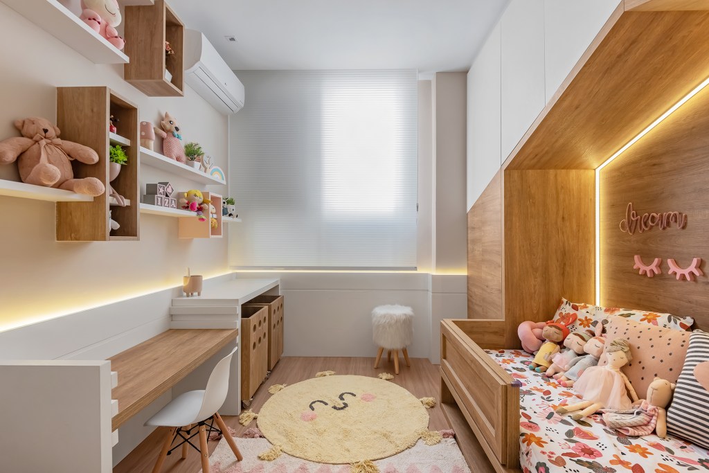 Apartamento capixaba une cozinha provençal e décor boho chic. Projeto de Carol Zamboni. Na foto, quarto infantil com canto de estudos e cama de casinha.
