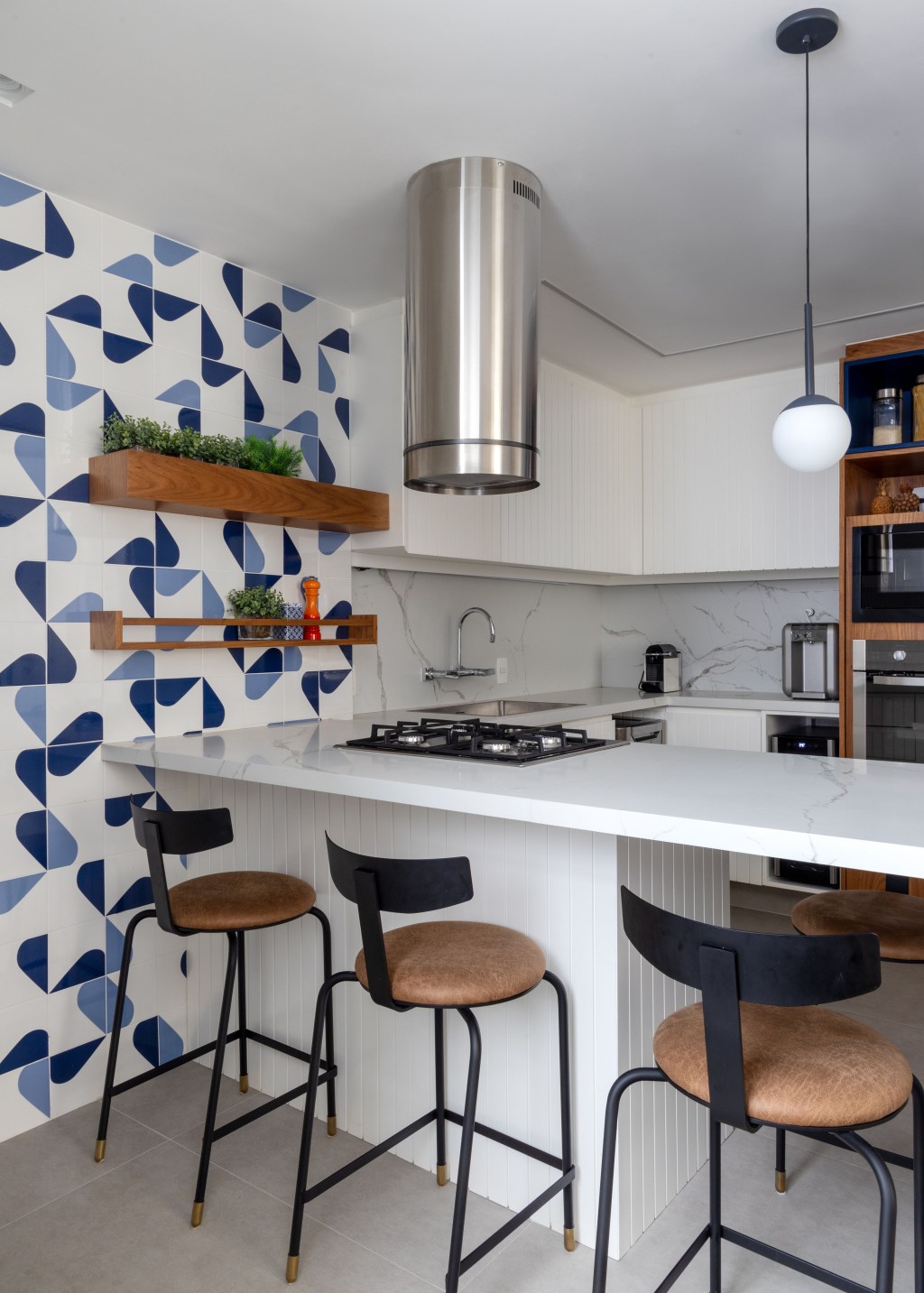Apartamento carioca de 90 m² tem décor modernista inspirado em Brasília. Projeto de Studio 021 Arquitetura. Na foto, cozinha com península e azulejos geométricos.