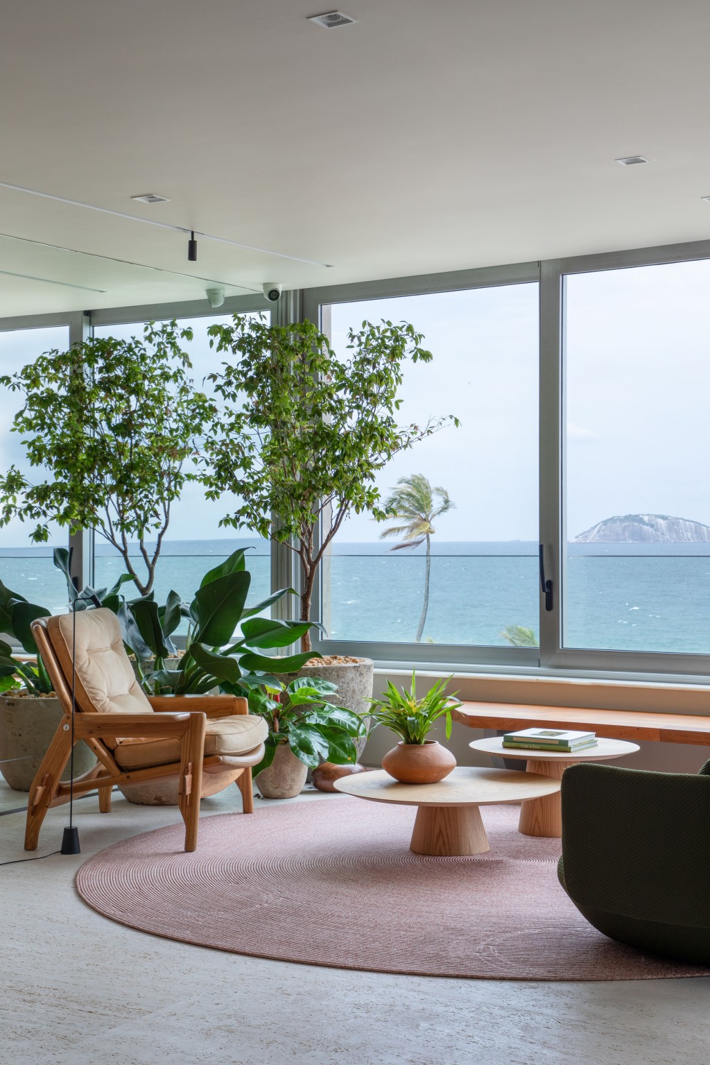 Apartamento com vista para praia ganha espaço de coworking na sala. Projeto de Up3 Arquitetura. Na foto, sala com vista para o mar.