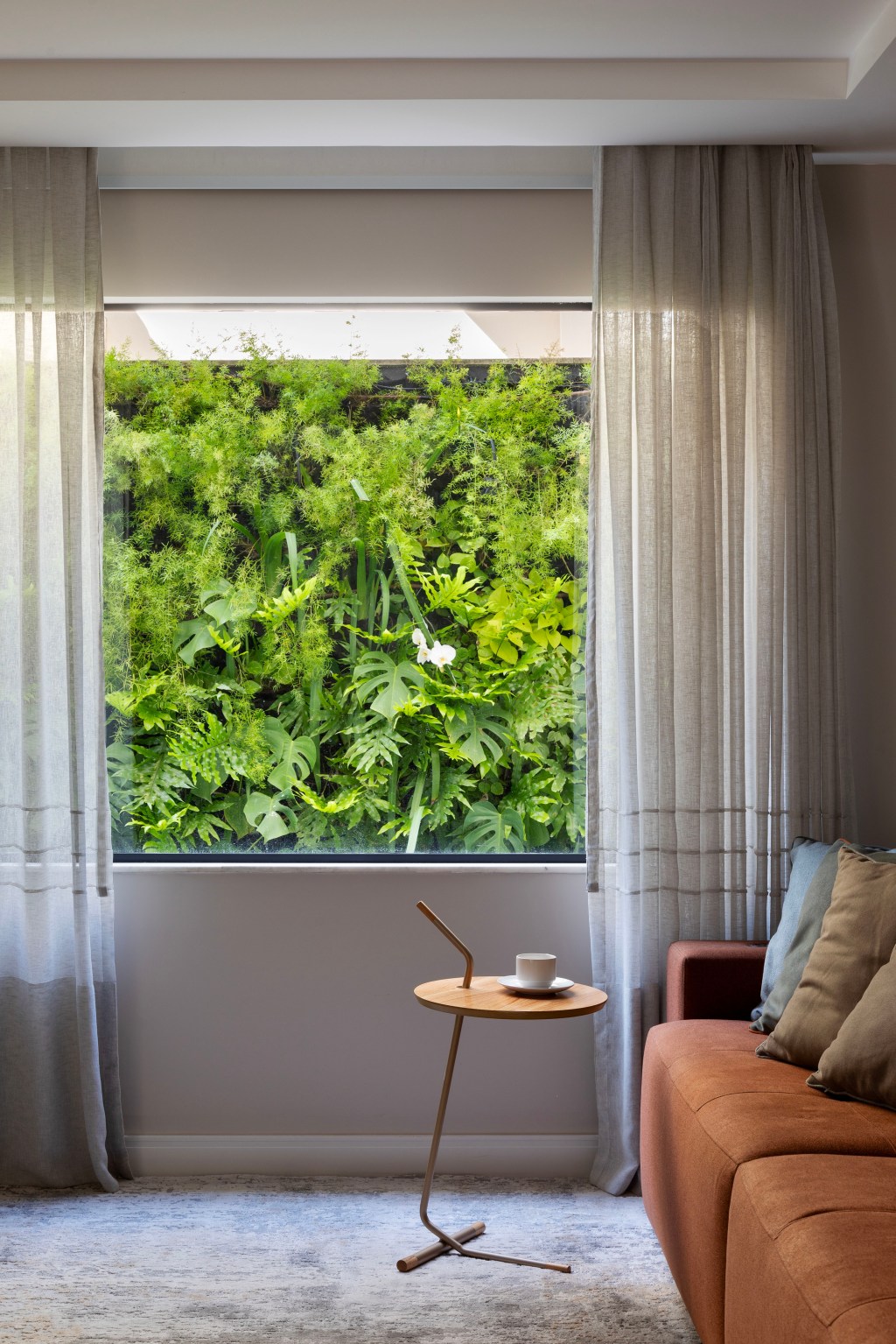 Área de 360 m² ganha jardim com paisagismo tropical e muitas flores. Projeto Maira Duarte. Na foto, vista da janela para o jardim vertical.