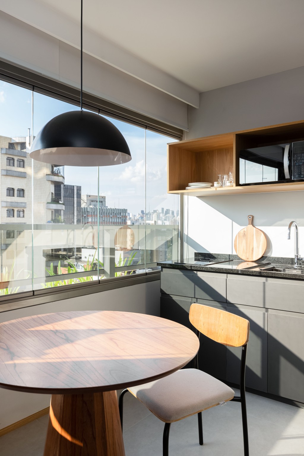 Apê de 25 m² ganha projeto jovem, integrado e funcional. Projeto de Carolina Gava, Na foto, cozinha na varanda.