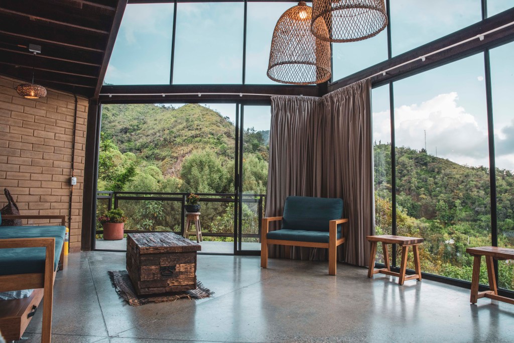 Hotel sustentável na Colômbia é feito com tijolos de terra compactada