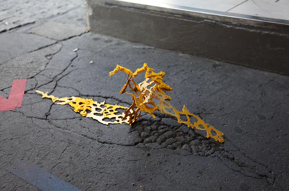 Artista japonês cria esculturas com base nas imperfeições da rua
