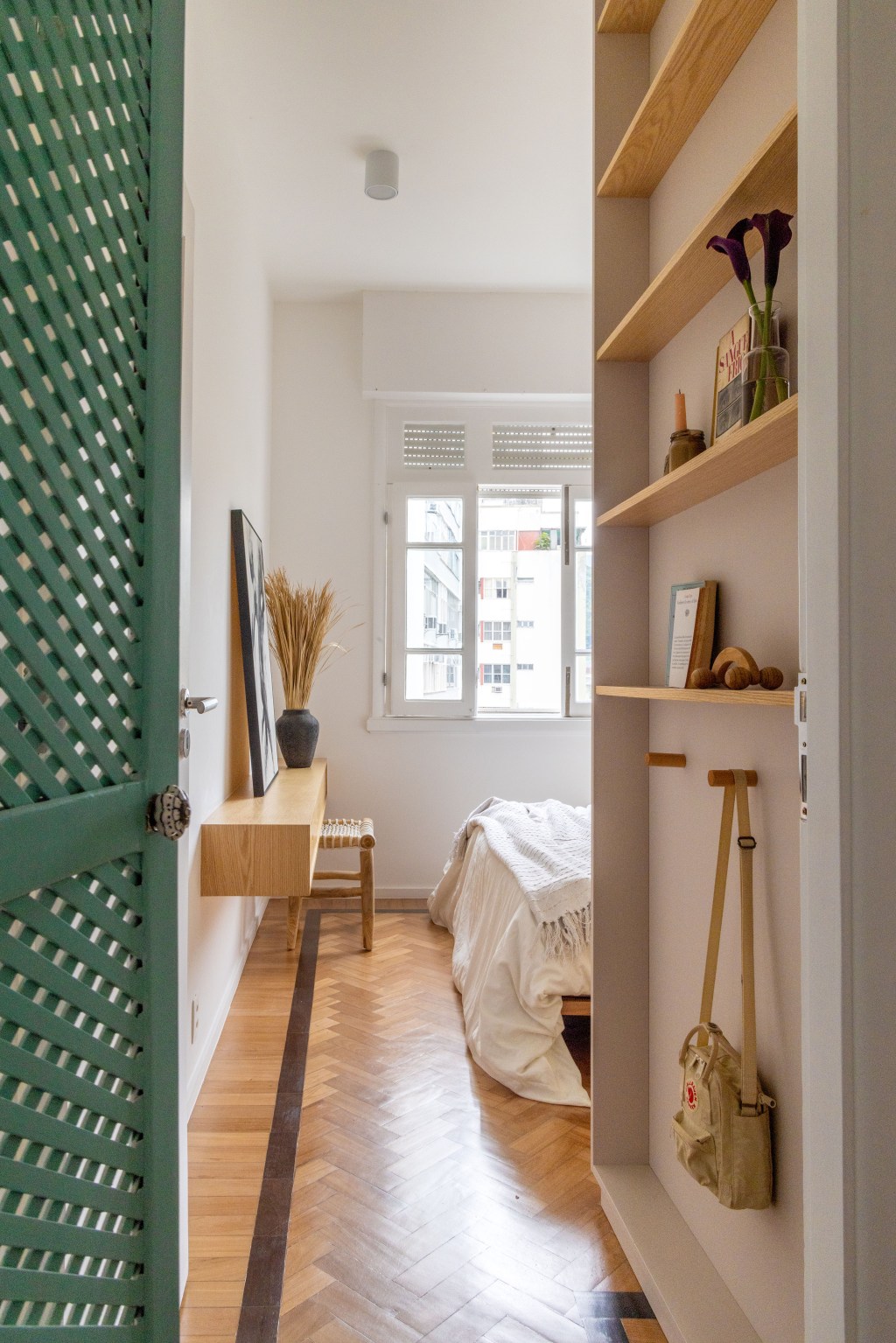 Apê de 90 m² ganha cara de casa com revestimentos charmosos e cores. Projeto Ana Neri. Na foto, quarto com cabeceira verde e piso escama de peixe. Porta de muxarabi.