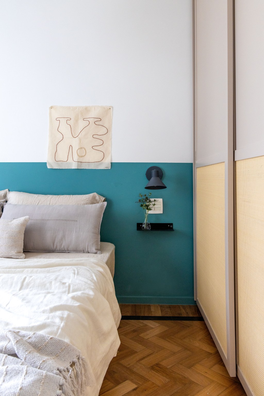 Apê de 90 m² ganha cara de casa com revestimentos charmosos e cores. Projeto Ana Neri. Na foto, quarto com cabeceira verde e piso escama de peixe,