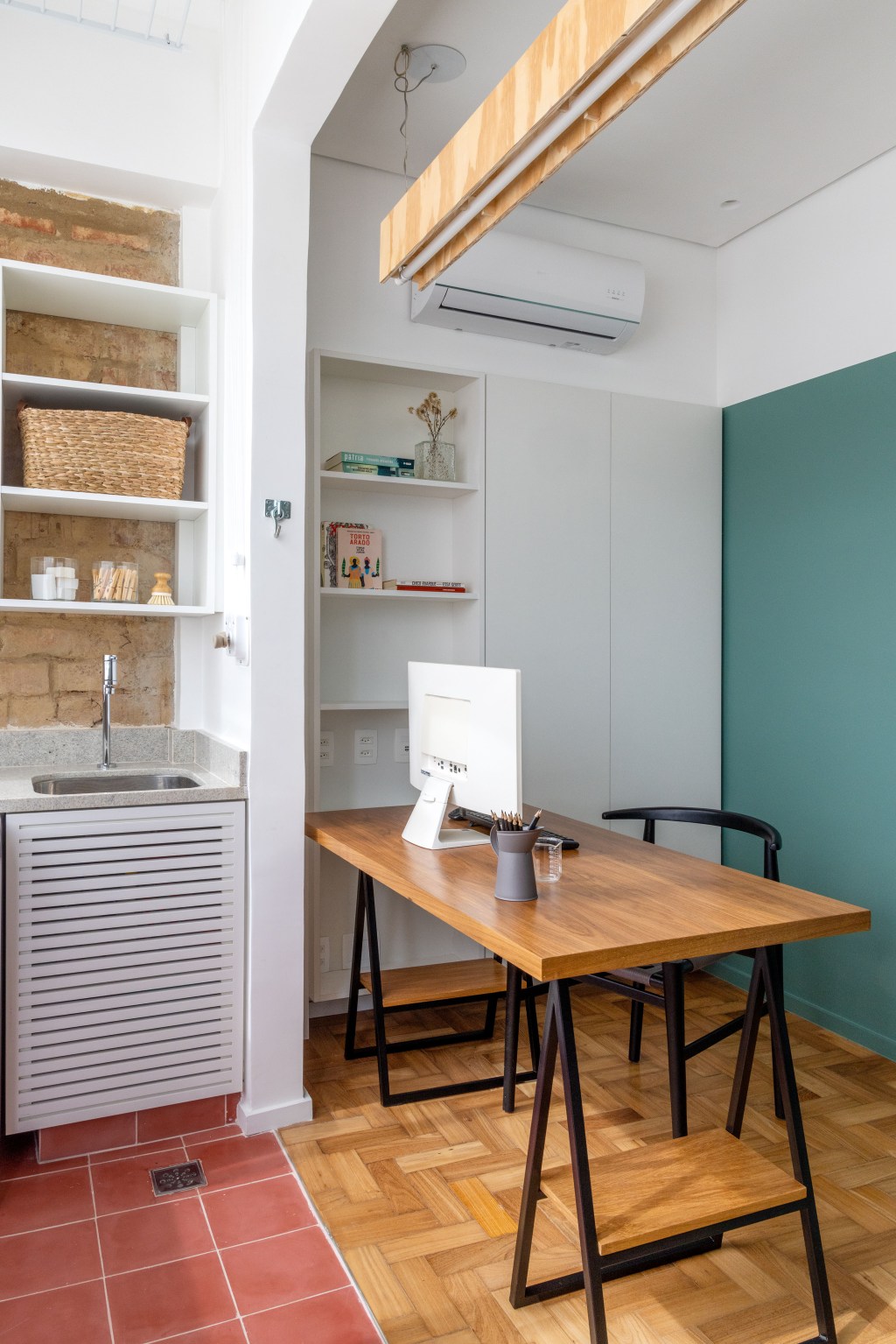 Apê de 90 m² ganha cara de casa com revestimentos charmosos e cores. Projeto Ana Neri. Na foto, home office integrado à lavanderia.