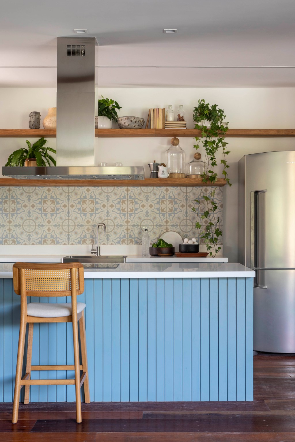 Casa de campo de 800 m² em Petrópolis ganha décor com cara de montanha. Projeto de João Panaggio. Na foto, cozinha com ilha azul e azulejos retro.