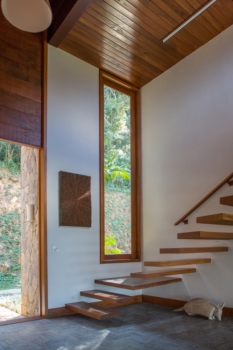 Casa na montanha possui vista espetacular para a Serra das Araras. Projeto de Andrea Chicharo. Na foto, escada de madeira.