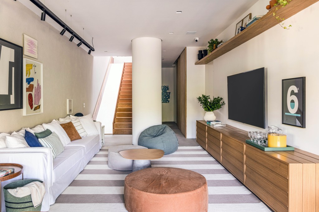 Casa no Rio de Janeiro ganha andar de lazer de 160 m² no subsolo. Projeto de Escala Arquitetura. Na foto, sala de jantar com lavabo e marcenaria.