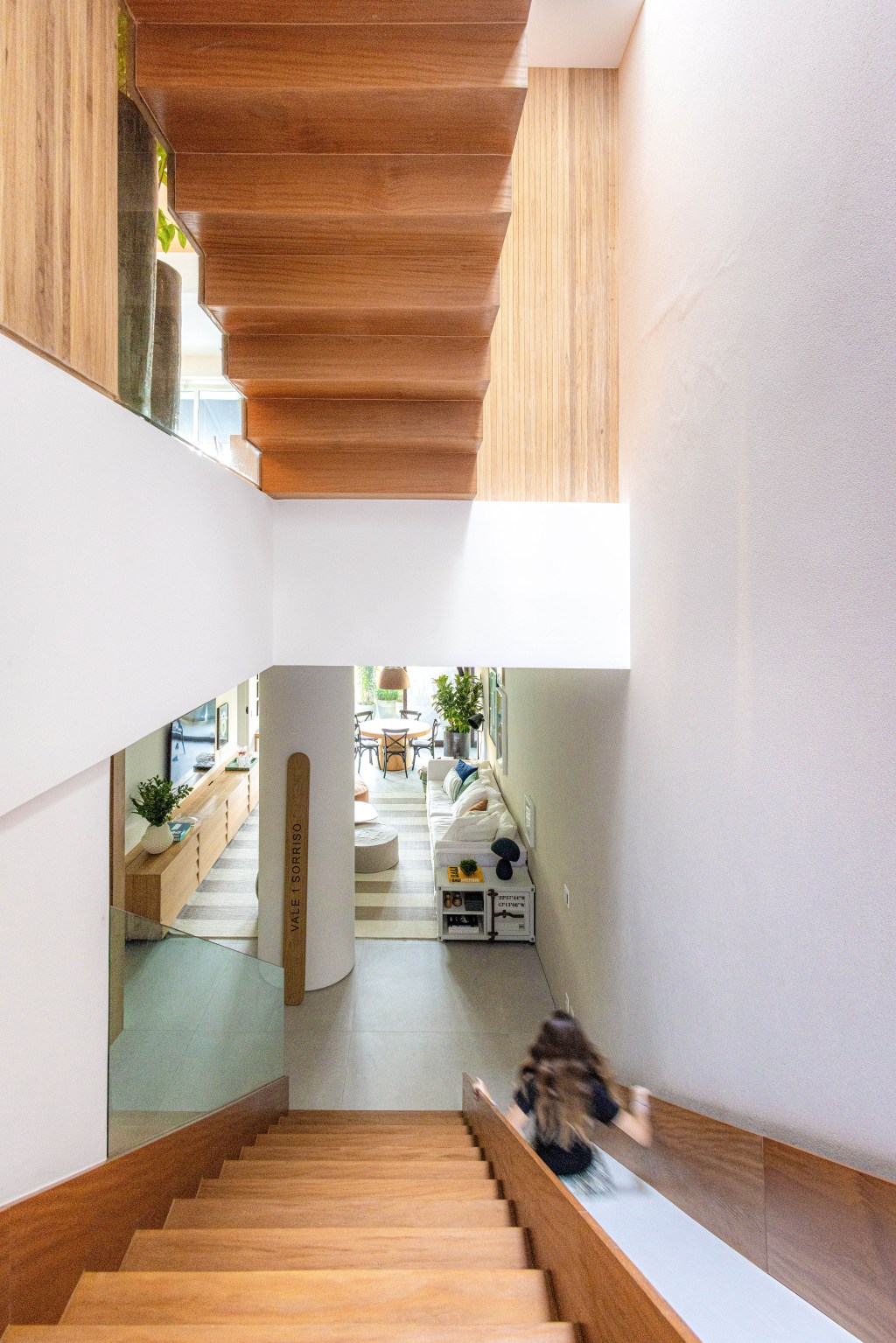 Casa no Rio de Janeiro ganha andar de lazer de 160 m² no subsolo. Projeto de Escala Arquitetura. Na foto, escada com escorregador para o subsolo.