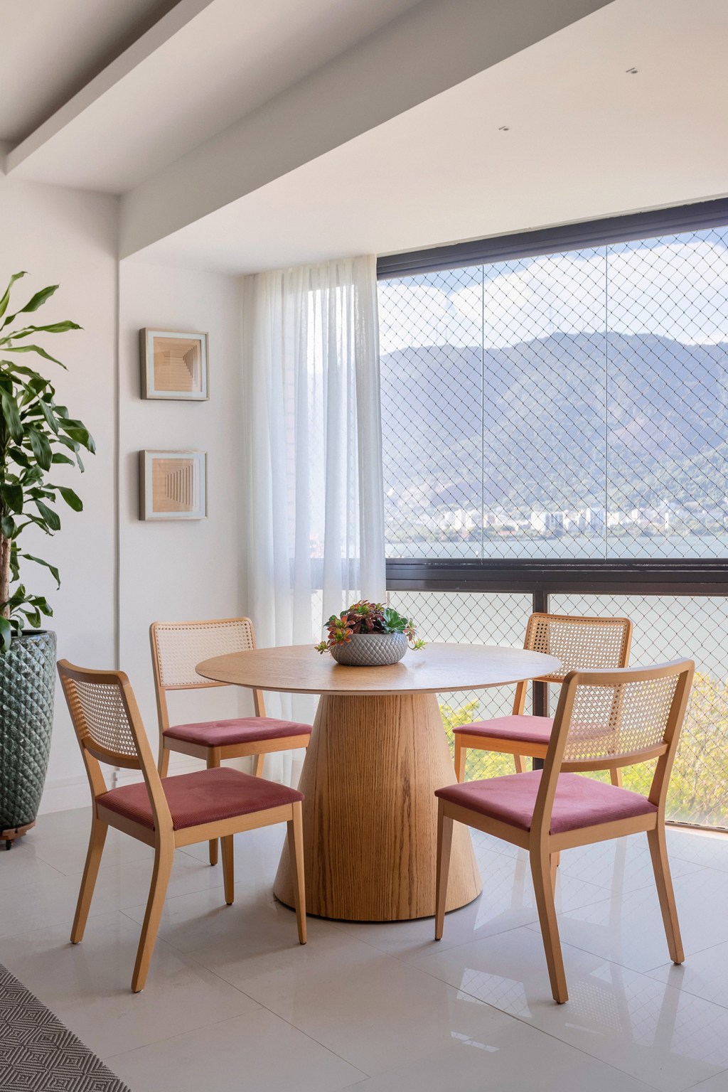 Cores vivas marcam décor deste apartamento de 300 m² com pé-direito duplo. Projeto de Ana Cano. Na foto, sala de almoço com vista para a natureza.