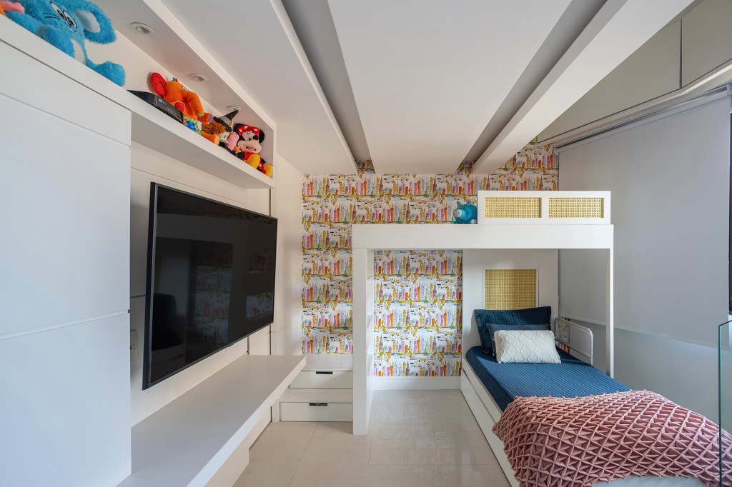 Cores vivas marcam décor deste apartamento de 300 m² com pé-direito duplo. Projeto de Ana Cano. Na foto, quarto infantil com beliche e mezanino.