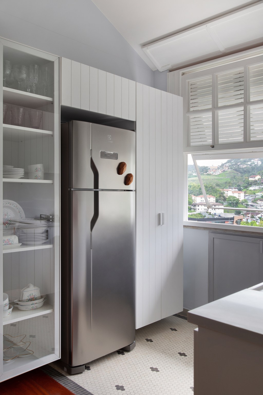 Microapê de 30 m² fica dentro do hotel-cassino Quitandinha, em Petrópolis. Projto de Manoela Fleck. Na foto, cozinha com marcenaria branca.