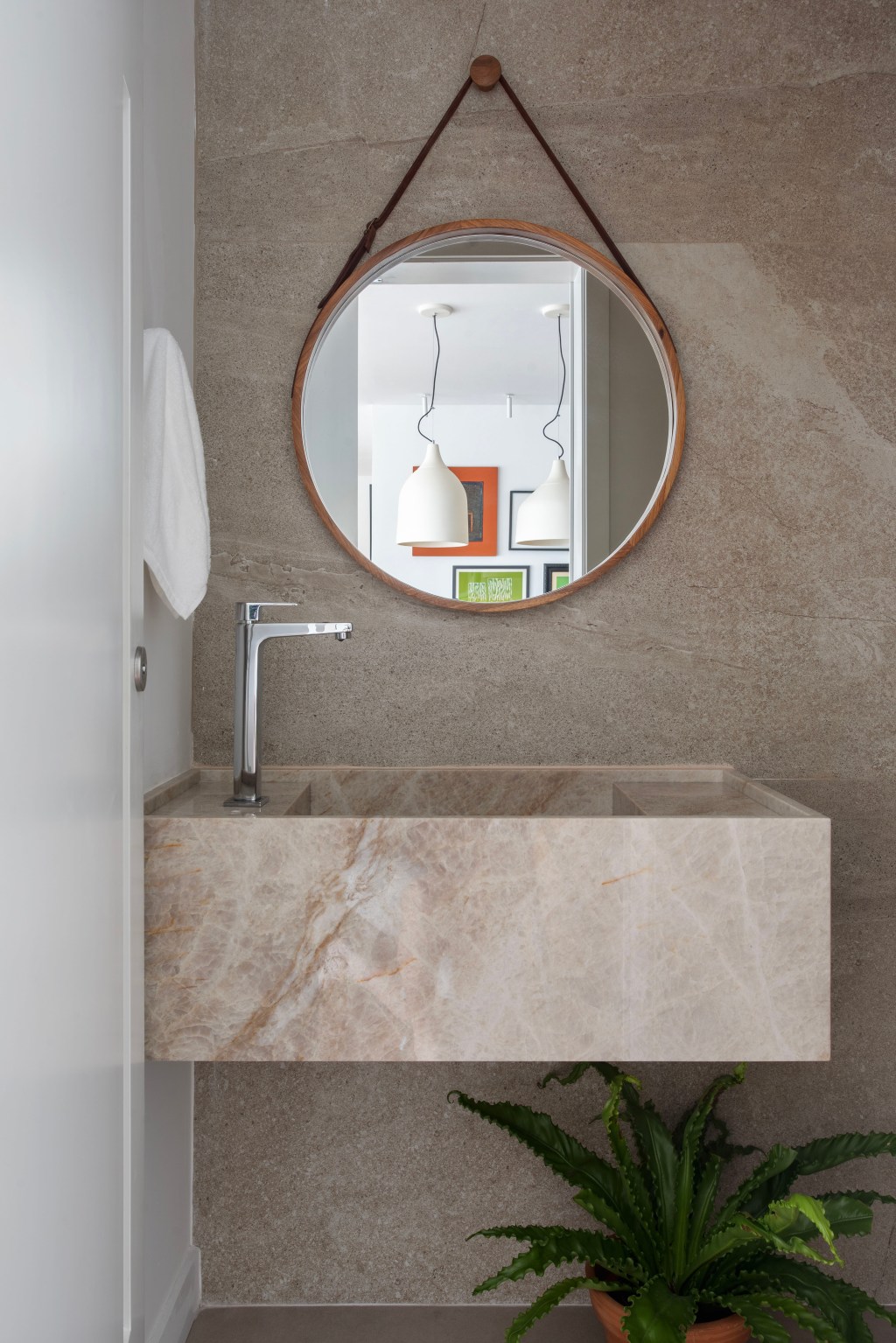 Paredes brancas, piso de madeira e armários verdes marcam apê de 280 m². Projeto Beta Arquitetura. Na foto, lavabo com cuba esculpida.