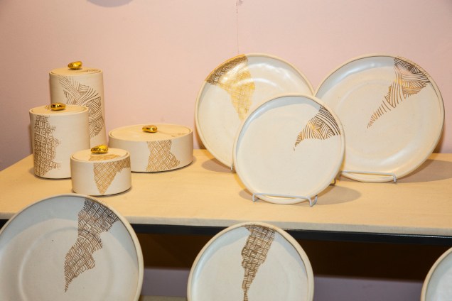 Detalhes dourados nas cerâmicas da arquiteta e designer Nao Yuasa.