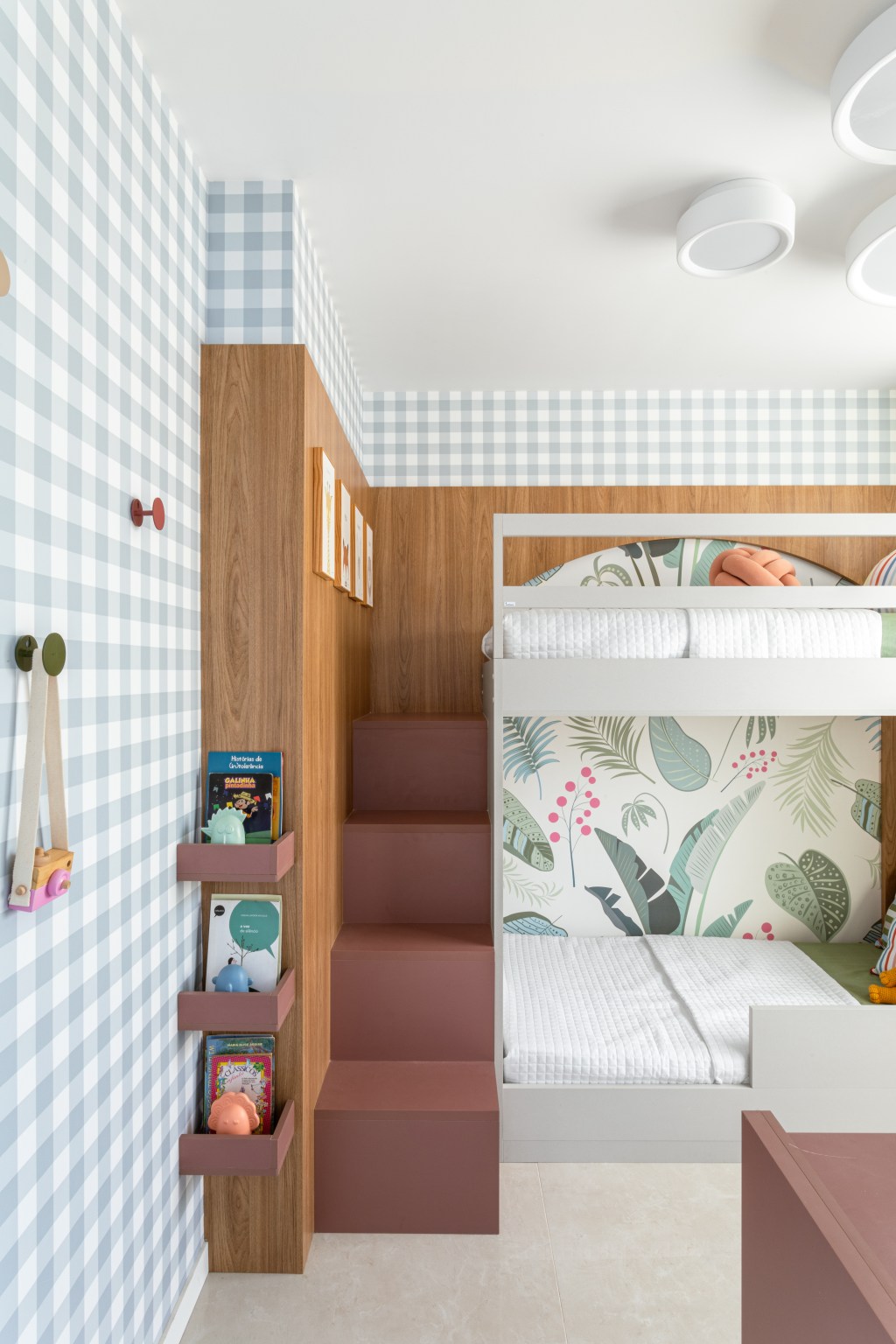 Apê compacto de 56 m² foi projetado para uma família de quatro pessoas. Projeto Nop Arquitetura. Na foto, quarto infantil com beliche e papel de parede.