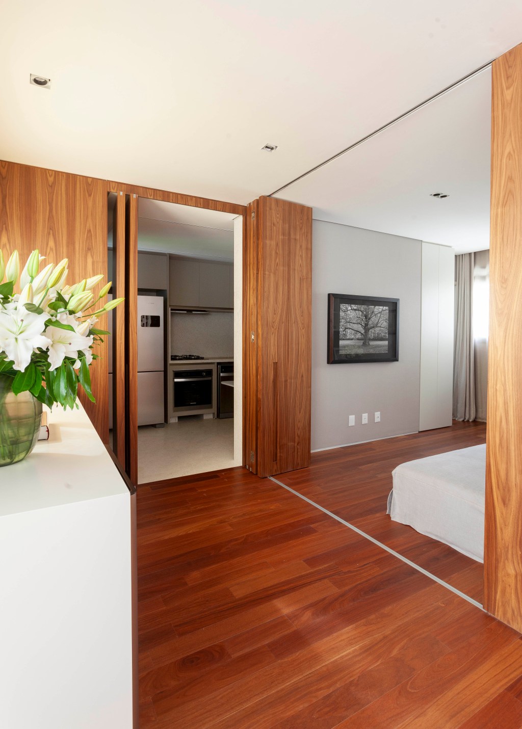 David Bastos assina apartamento clássico de 174 m² em São Paulo. Na foto, cozinha escondida atrás de portas camufladas.