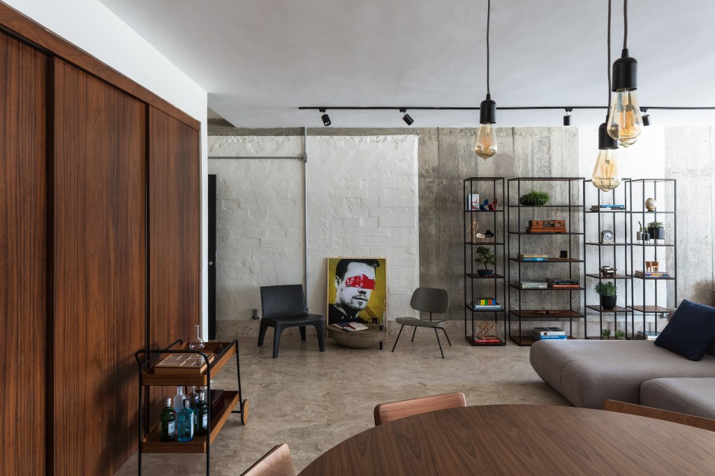 José Navarro assina apartamento de 210 m² no Conjunto Nacional, em SP. Na foto, sala com obras de arte e mesa redonda.