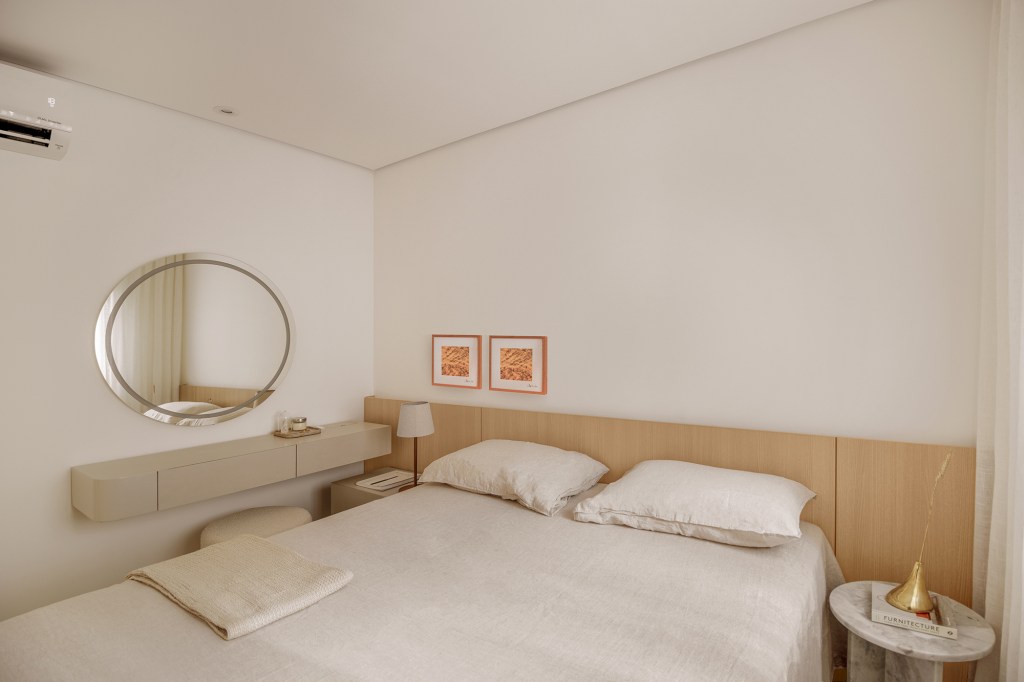 Em apenas 45 m², este apê vira refúgio na cidade com décor minimalista. Projeto Estúdio Samba. Na foto, quarto de casal com penteadeira e mesas.