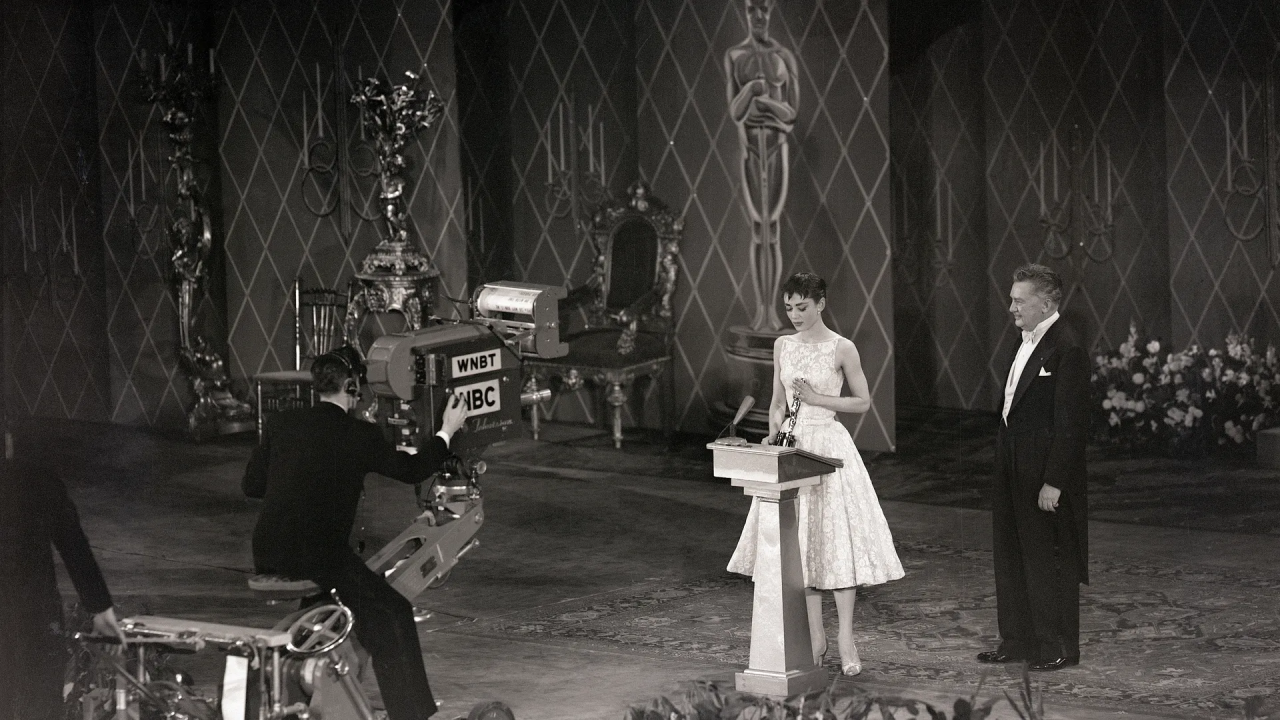 Audrey Hepburn, de 22 anos, ganhou o prêmio de Melhor Atriz por seu trabalho em Roman Holiday e fez seu discurso de Nova York.