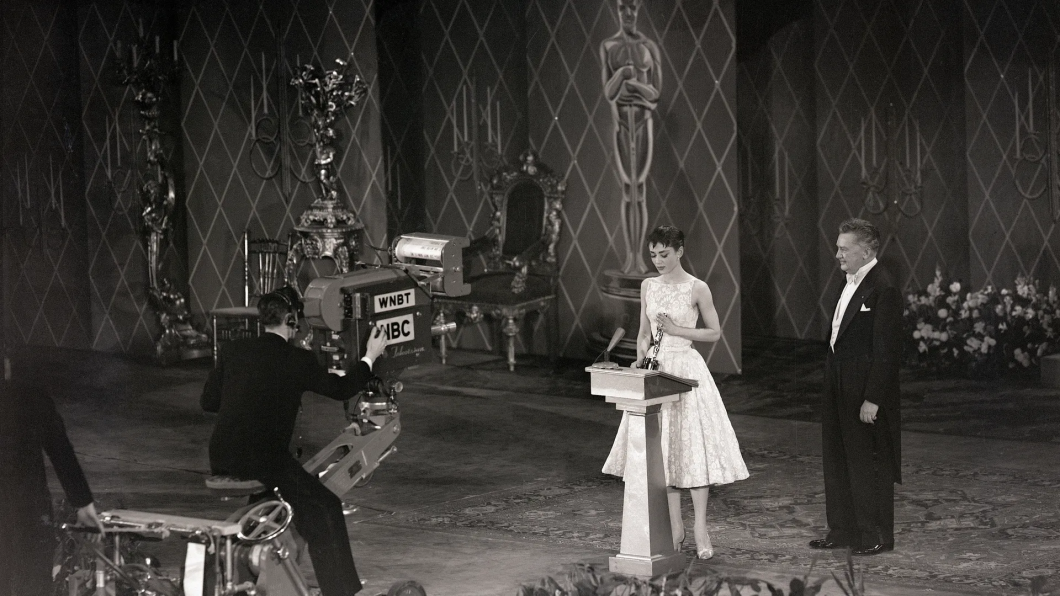 Com 22 anos, Audrey Hepburn ganhou o prêmio de Melhor Atriz por seu trabalho em Roman Holiday e fez seu discurso de Nova York.